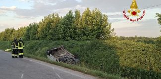 Travolti da un furgone all’alba a Villa Garibaldi: morti due 25enni. Ferito un 68enne