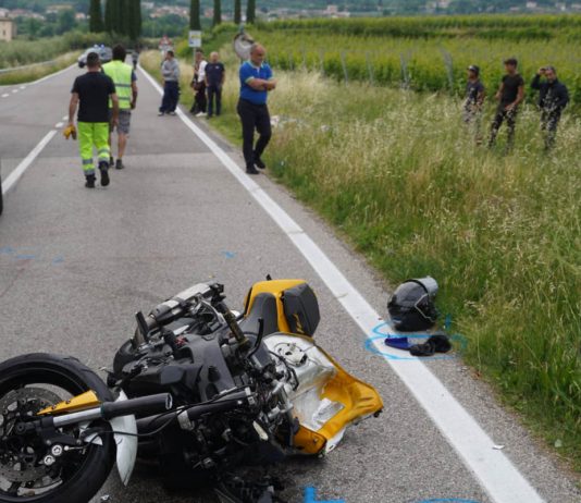 Scontro furgone-moto a Caprino Veronese, muore 23enne mantovano. Era il suo compleanno
