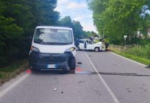 Viadana, scontro frontale tra auto e furgone: due feriti, strada chiusa