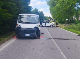 Viadana, scontro frontale tra auto e furgone: due feriti, strada chiusa