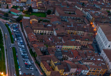 Malore alla guida, esce di strada sul lungolago. Muore in ospedale 65enne