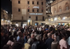 Minaccia con un martello gli spettatori del concerto: paura in piazza Erbe
