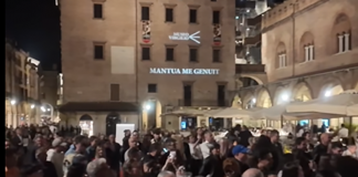 Minaccia con un martello gli spettatori del concerto: paura in piazza Erbe