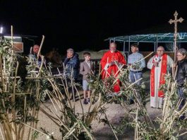 Villa Poma rinnova l’antico rito della benedizione delle croci