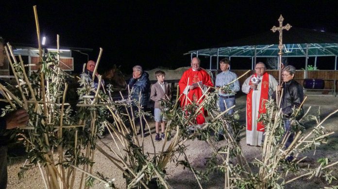 Un momento della celebrazione della benedizione delle croci Foto Bellesia