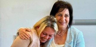 Modena, l’abbraccio degli infermieri alla collega Viktoriya Prudka che ha soccorso la turista tedesca
