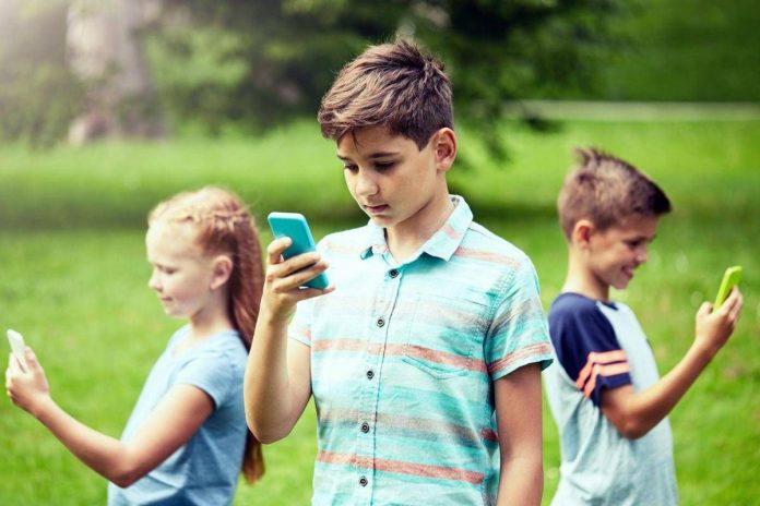 adolescenti_con_lo_smartphone_canva_20260323161650