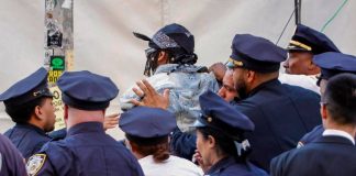 Met Gala, proteste contro Jeff Bezos: arrestato manifestante