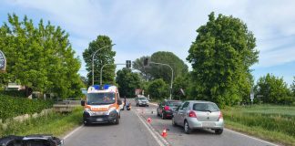 Incidente in via Brescia: scooterista 54enne ferito. Strada chiusa e traffico deviato