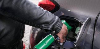 Caro carburanti, benzina supera quota 1,9 euro al litro: prima volta in due anni