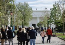 Biennale Arte, arrivati gli artisti a Venezia: lavori in corso a padiglione Russia