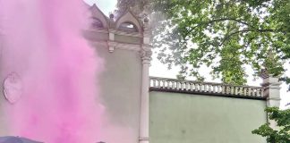 Biennale Arte, blitz delle Pussy Riot al padiglione russo: lanciati fumogeni
