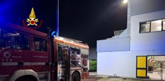Incendio alla bocciofila di Roverbella, distrutto il magazzino alimentare. Struttura dichiarata inagibile