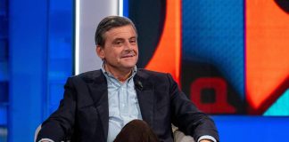 Calenda a ‘Maschio Selvaggio’: “Mia moglie ogni tanto mi manda a dormire in hotel”