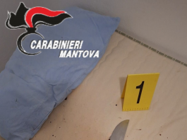 Castellucchio, tenta di uccidere il fratello con una coltellata mentre dorme: arrestata 71enne