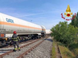 Cisterne deragliate, partite le operazioni di svuotamento del propilene. A22 su una carreggiata