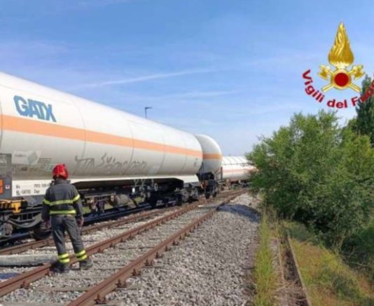 Cisterne deragliate, partite le operazioni di svuotamento del propilene. A22 su una carreggiata