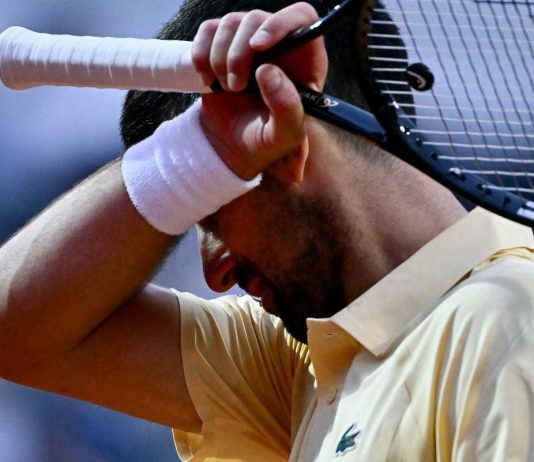 Roland Garros, tifosi Djokovic gridano al complotto: “Perchè Sinner gioca la sera?”