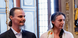 Fuori dal coro, oggi 24 maggio: intervista esclusiva a Nathan, padre della ‘famiglia nel bosco’