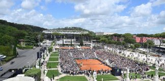 Internazionali, bambini gli chiedono autografo ma… non è un tennista