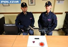 Polizia ferma ventenne armato in centro: minacce dopo lite per gelosia