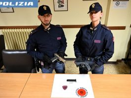 Minaccia uno studente con pistola e crick davanti al Fermi: denunciato ventenne