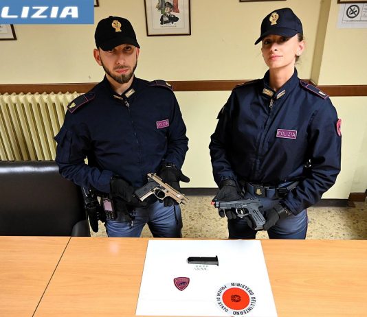 Minaccia uno studente con pistola e crick davanti al Fermi: denunciato ventenne