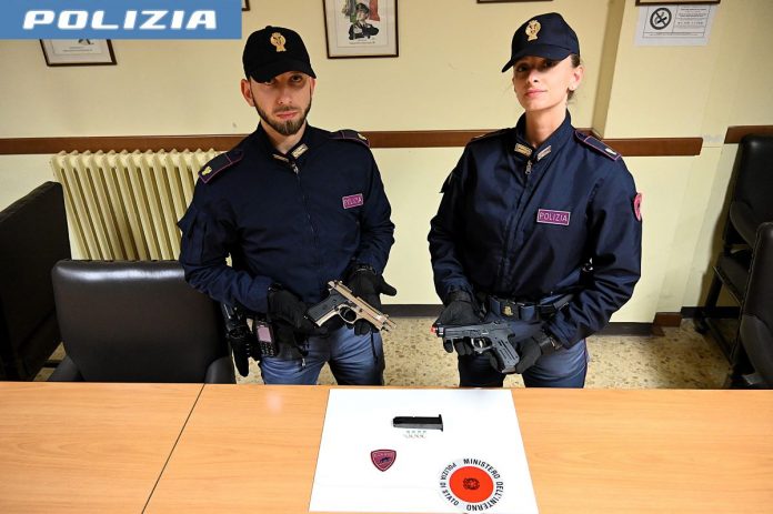 foto Polizia mostra pistola