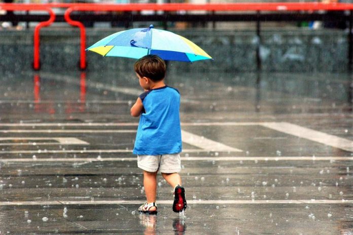 freddo_pioggia_e_maltempo_estivo_turisti_con_ombrelli_e