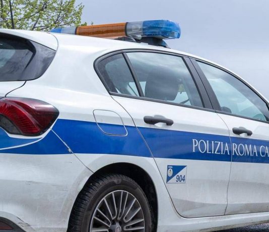 Roma, due bambini lasciati soli in auto in centro: denunciata la madre