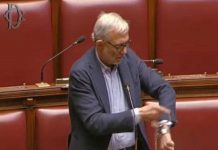 Giachetti si ammanetta al banco della Camera: “Io in Aula finché maggioranza non sblocca Vigilanza Rai”