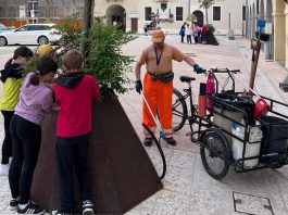 Sabato Rivarolo festeggia la Giornata mondiale delle api con gli studenti in piazza Finzi