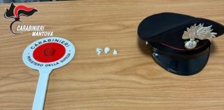 Medole: spacciatore “distratto” dimentica la cocaina sul muretto, poi tenta la fuga. Denunciato