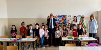Acquanegra, gli studenti accolgono Valditara cantando l’inno d’Italia: “Comunità coesa e inclusiva”