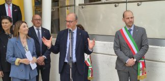 Roverbella, inaugurata la rinnovata scuola primaria: intitolata a Collodi alla presenza del ministro Valditara