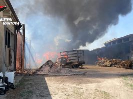 Incendio in cascina agricola disabitata a Redondesco. Controlli qualità aria