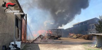 Incendio in cascina agricola disabitata a Redondesco. Controlli qualità aria