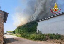Incendio in cascina agricola a Redondesco, Vigili del Fuoco al lavoro