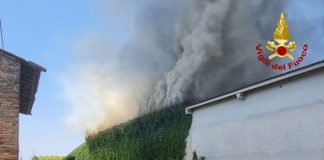 Incendio in cascina agricola a Redondesco, Vigili del Fuoco al lavoro