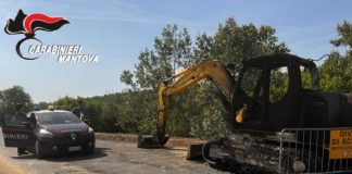 Escavatore Aipo trovato bruciato a Ostiglia, indagini in corso