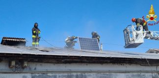 Canedole, incendio sul tetto della porcilaia: distrutti i pannelli fotovoltaici
