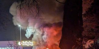 Palermo, incendio in azienda di noleggio auto: telecamere riprendono tre persone che appiccano il fuoco
