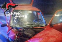 Mantova, auto fuori strada centra un palo in viale Mincio, 36enne ferito