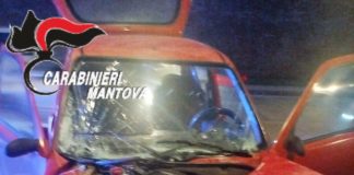 Mantova, auto fuori strada centra un palo in viale Mincio, 36enne ferito