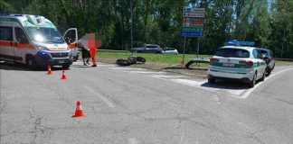 Moto tampona auto alla rotonda dell’Itis: centauro 17enne rovina a terra e finisce all’ospedale