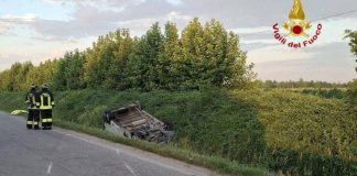Travolti da un furgone mentre vanno al lavoro in bici: morti due operai nel Mantovano