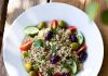 La salute nel piatto? “Insalata di farro con olive e prosciutto pranzo top”, il consiglio del nutrizionista