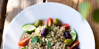 La salute nel piatto? “Insalata di farro con olive e prosciutto pranzo top”, il consiglio del nutrizionista