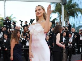 Laila Hasanovic conquista Cannes, la fidanzata di Sinner sfila con l’abito da ‘sposina’