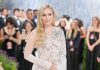 Lindsey Vonn, al Met Gala prima uscita senza stampelle dopo infortunio: “Grata di essere qui”
